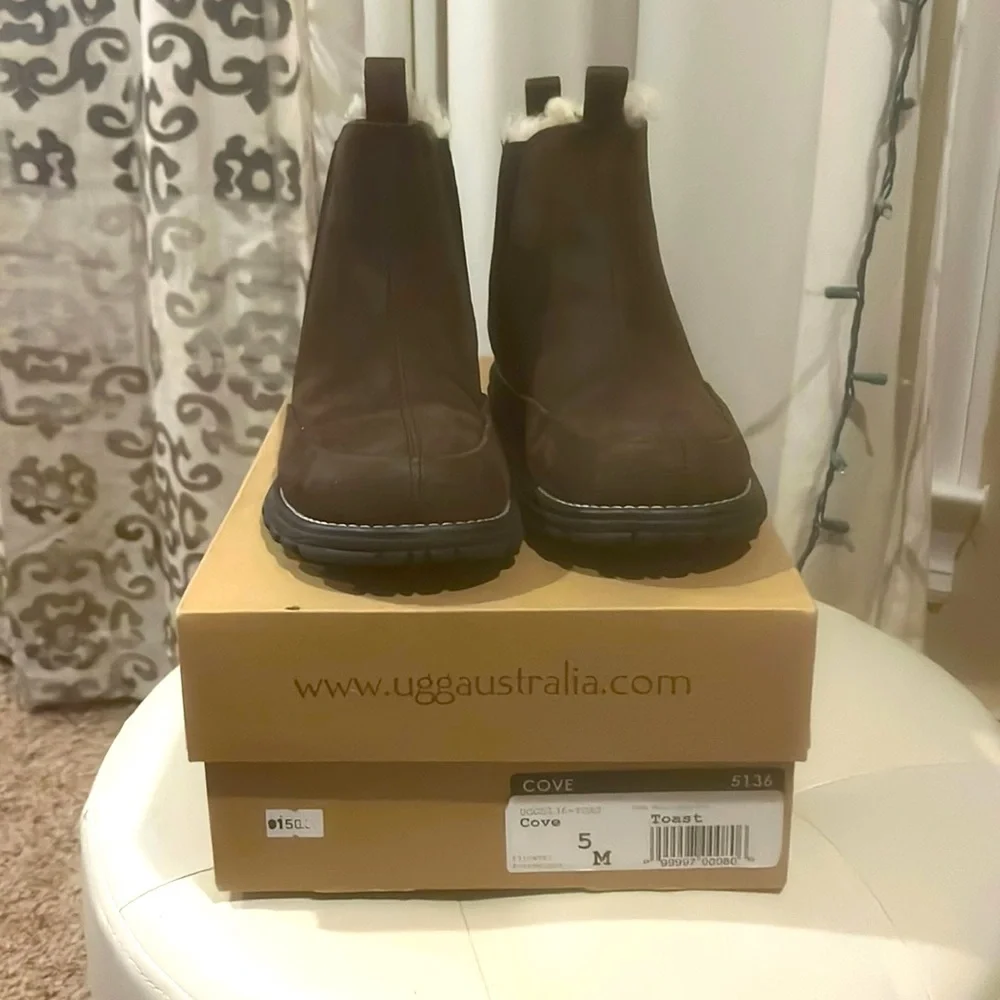 UGG Cove Ankle Boots - Picture 1 of 12